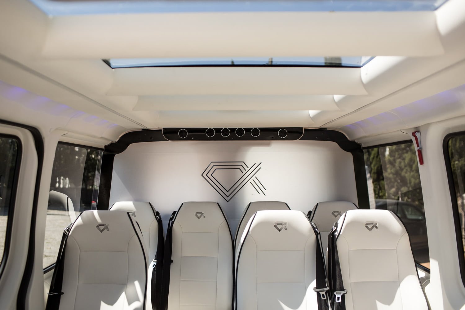 tres chicas guapas pie esperando a su transfer desde el aeropuerto de Ibiza