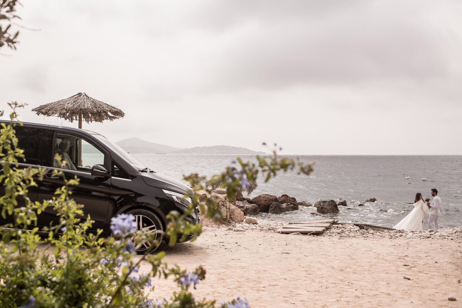 tres chicas guapas pie esperando a su transfer desde el aeropuerto de Ibiza