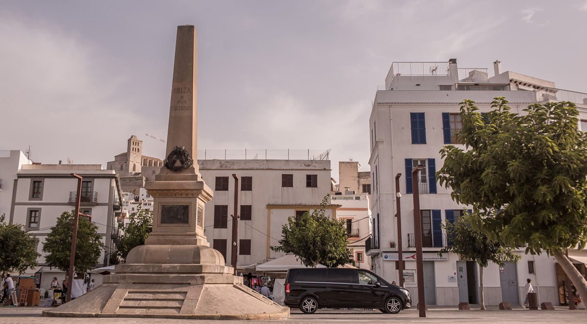 tres chicas guapas pie esperando a su transfer desde el aeropuerto de Ibiza
