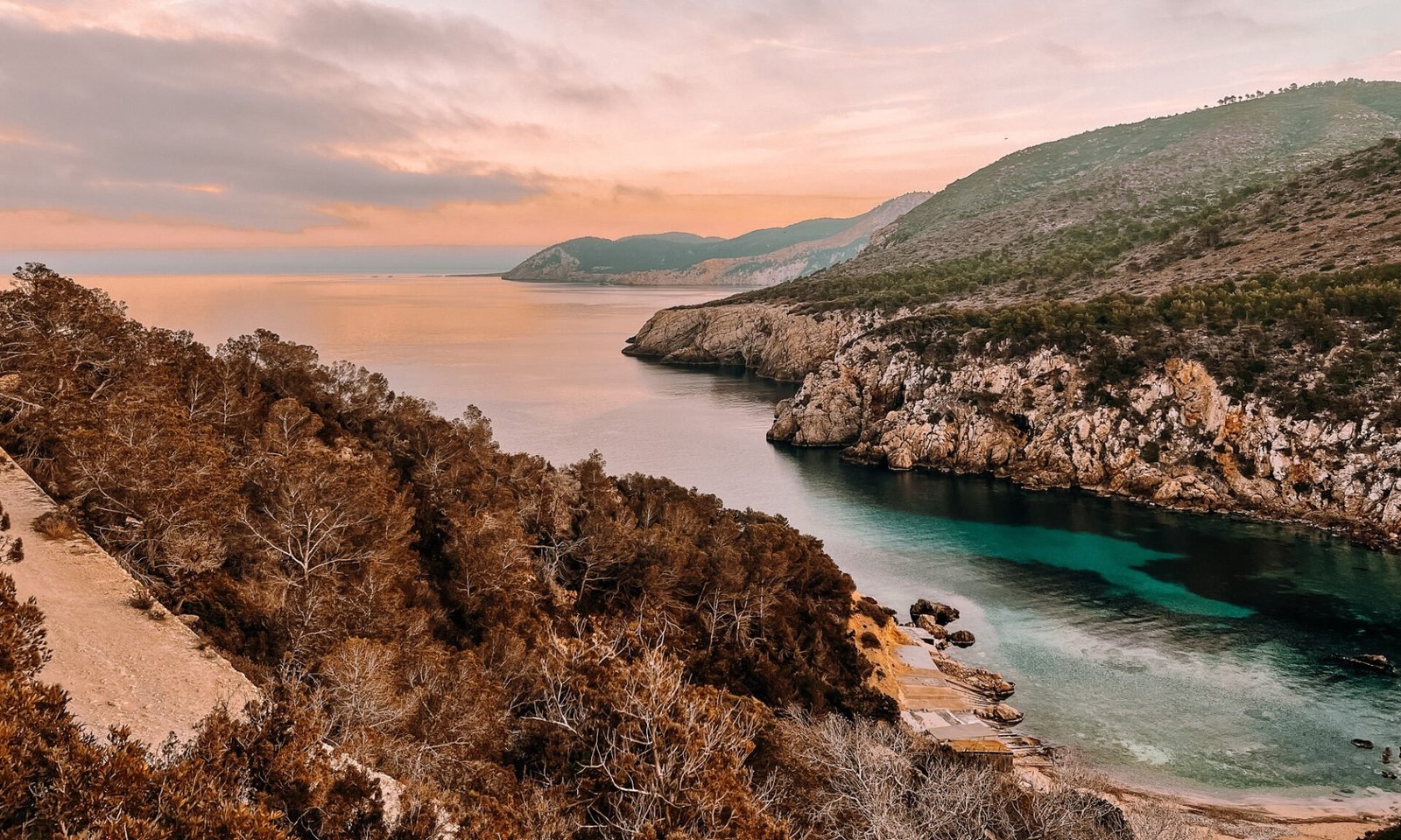 tres chicas guapas pie esperando a su transfer desde el aeropuerto de Ibiza