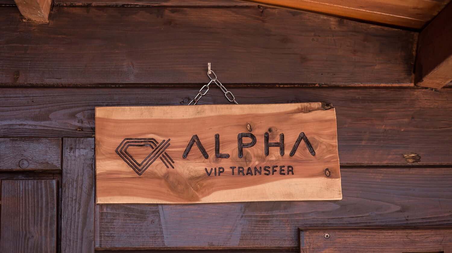 tres chicas guapas pie esperando a su transfer desde el aeropuerto de Ibiza