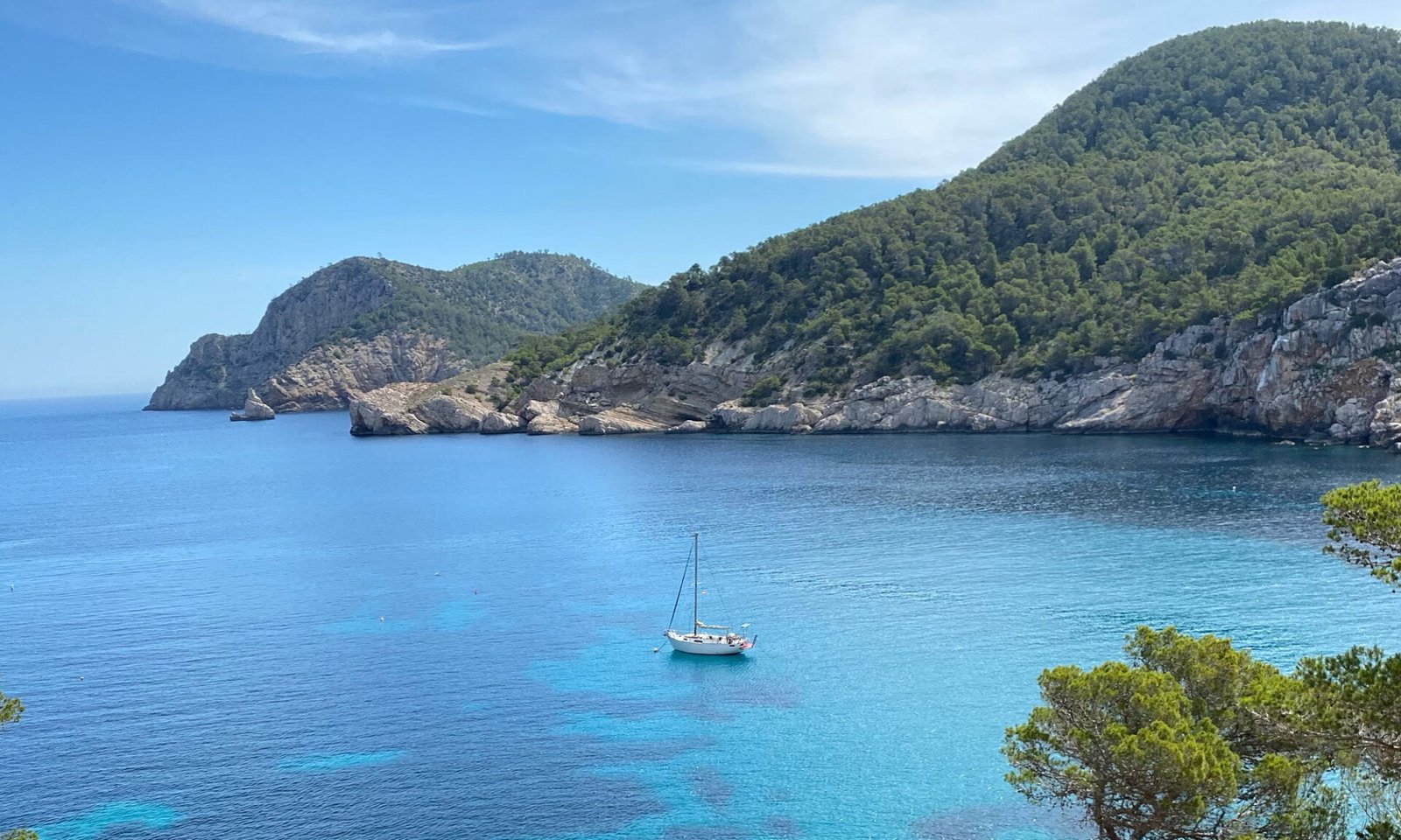 tres chicas guapas pie esperando a su transfer desde el aeropuerto de Ibiza