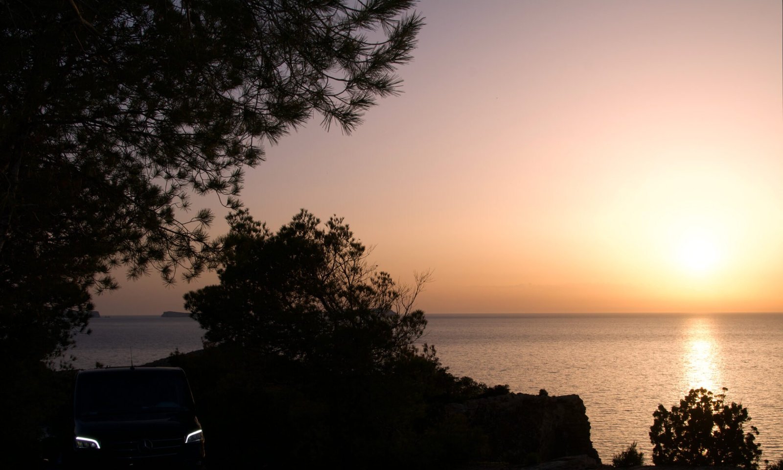 tres chicas guapas pie esperando a su transfer desde el aeropuerto de Ibiza