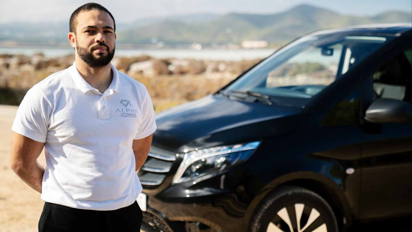 tres chicas guapas pie esperando a su transfer desde el aeropuerto de Ibiza
