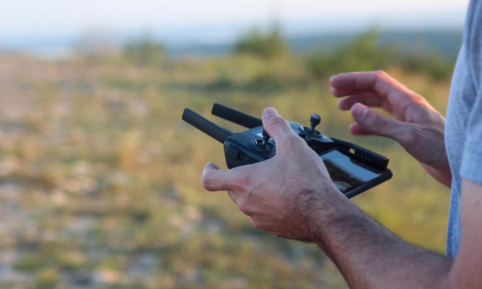 tres chicas guapas pie esperando a su transfer desde el aeropuerto de Ibiza