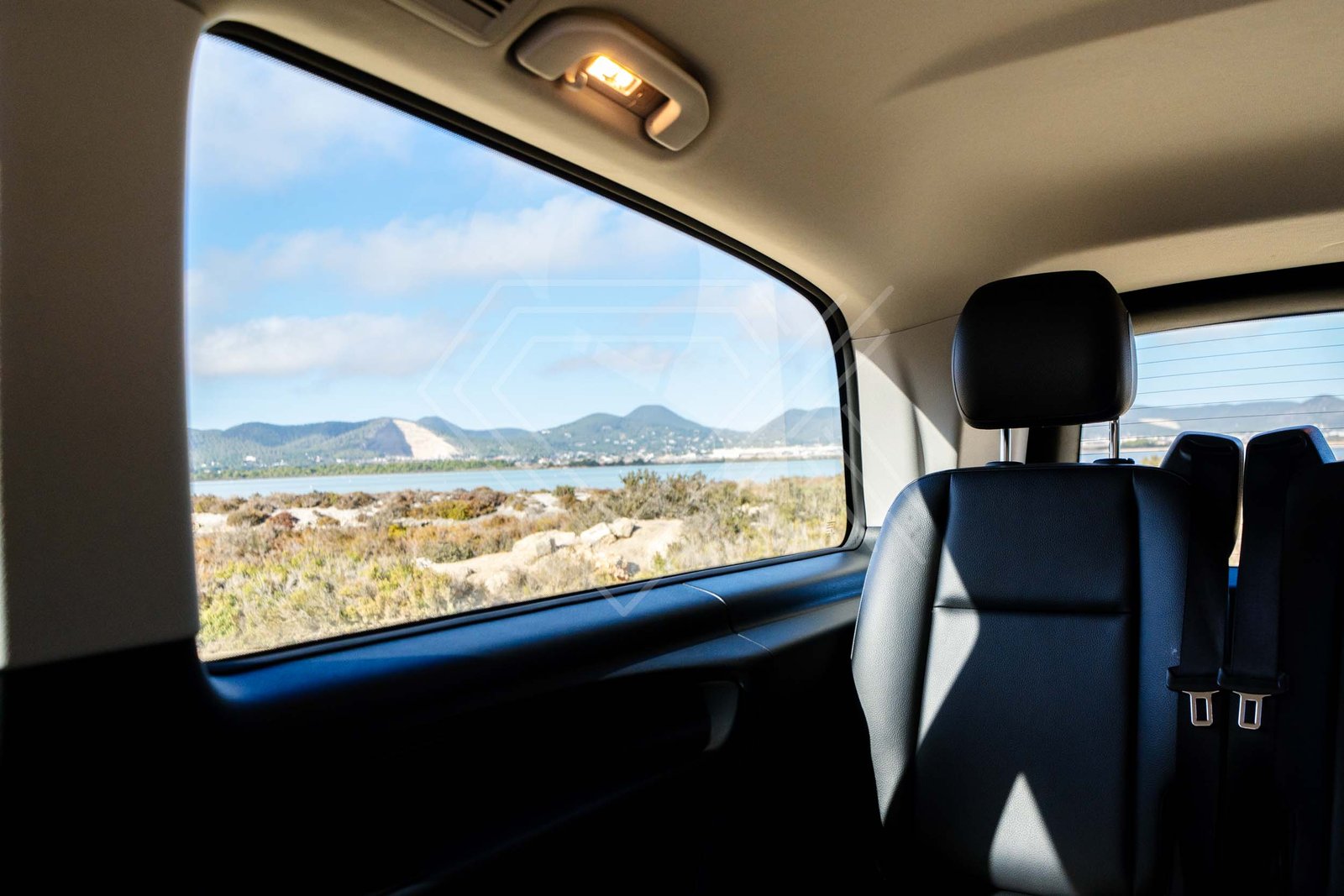 tres chicas guapas pie esperando a su transfer desde el aeropuerto de Ibiza