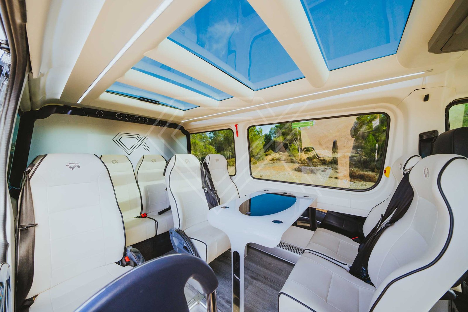 Descubre la animada vida nocturna de Ibiza clubes bares y fiestas (1)