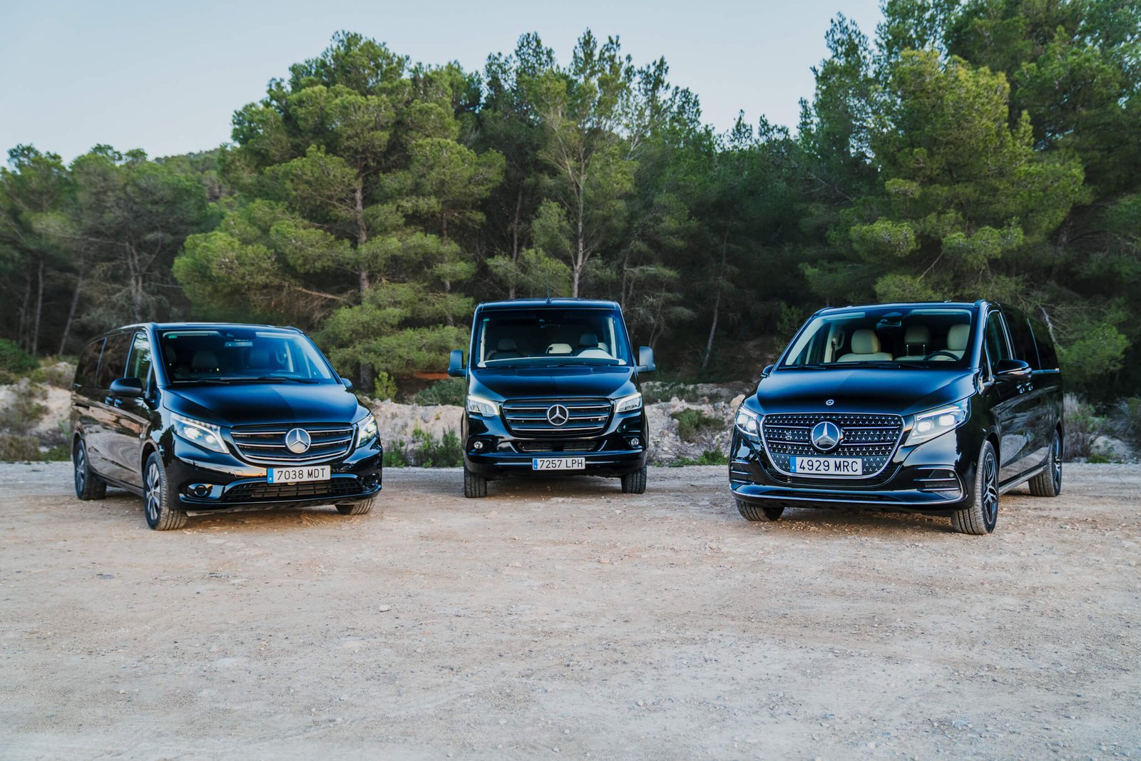 tres chicas guapas pie esperando a su transfer desde el aeropuerto de Ibiza